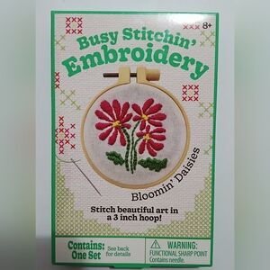 Busy Stitchin' Embroidery Kit - Bloomin' Daisies NWT/Unopened.